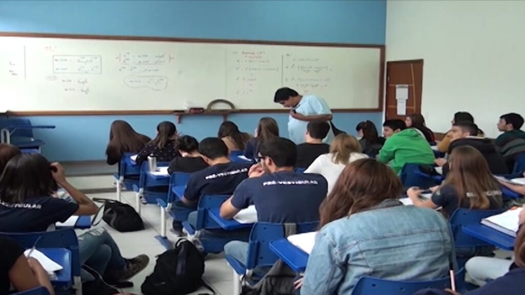 sala de aula escolar com alumos e professores