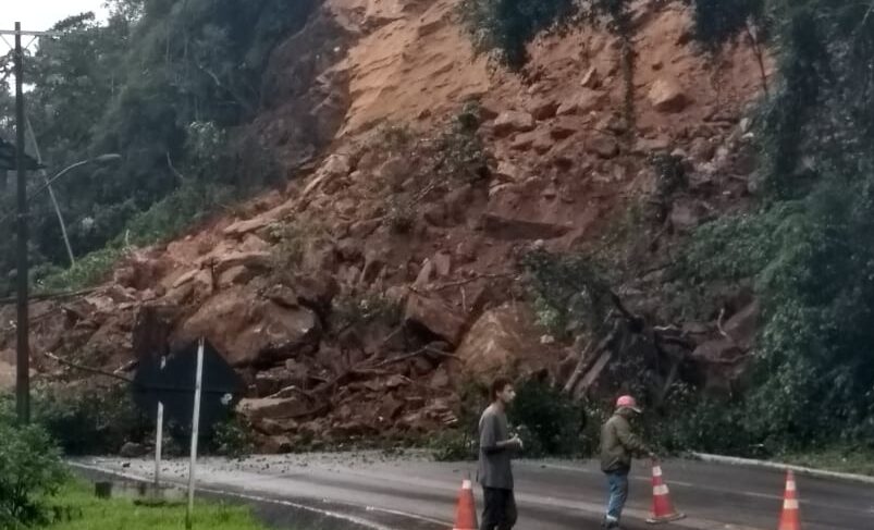 Queda de barreira fecha Serra que liga Nova Friburgo à Cachoeiras de Macacu