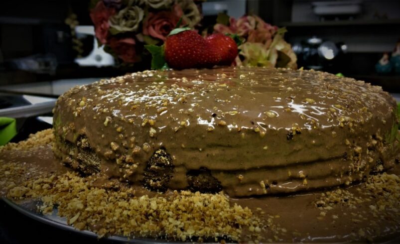 Que tal preparar um bolo de chocolate com calda de brigadeiro que não vai ao fogo?