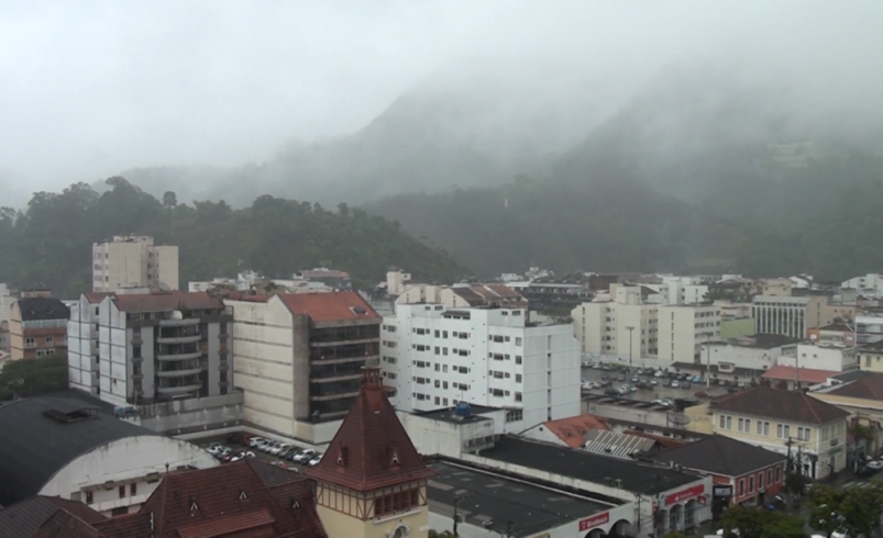 Tempo vira e Nova Friburgo amanhece cinza e com chuva