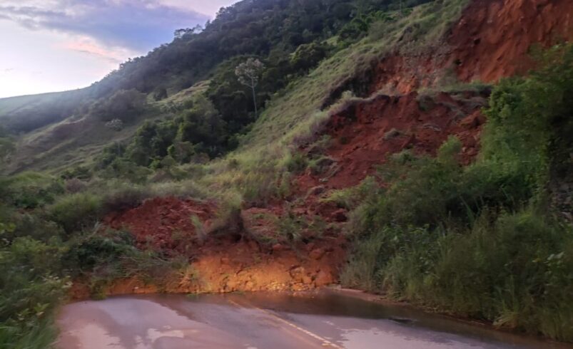 Deslizamento de barreira fecha trecho da RJ 142