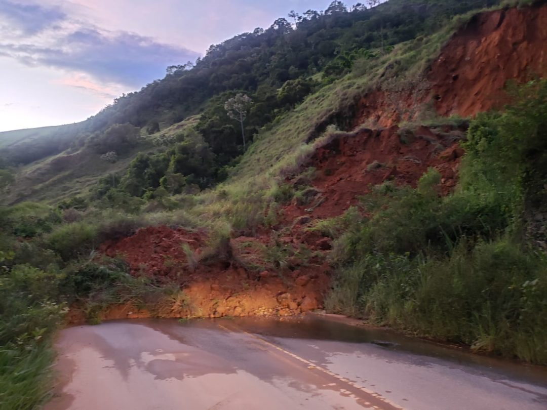 Deslizamento de barreira fecha trecho da RJ 142