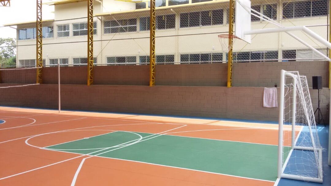 Escola Municipal Juscelino Kubitschek de Oliveira, em Varginha, ganha uma nova quadra