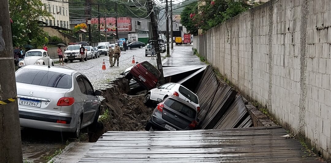 Vila Amélia: calçada de madeira desaba após 9 anos de reclamações e acidentes