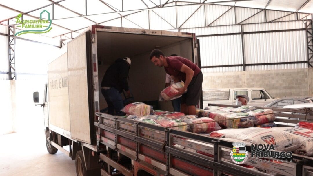 Projeto Agro Fraterno e prefeitura entregam cestas básicas para famílias da zona rural