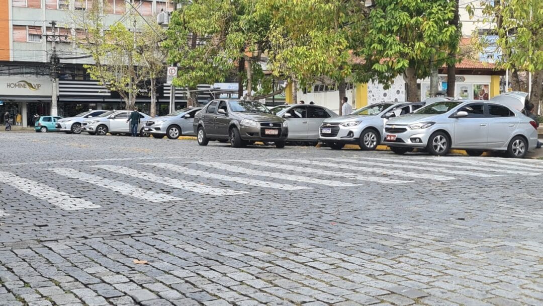 Taxistas ameaçam parar e prefeitura adia vistoria anual de veículos