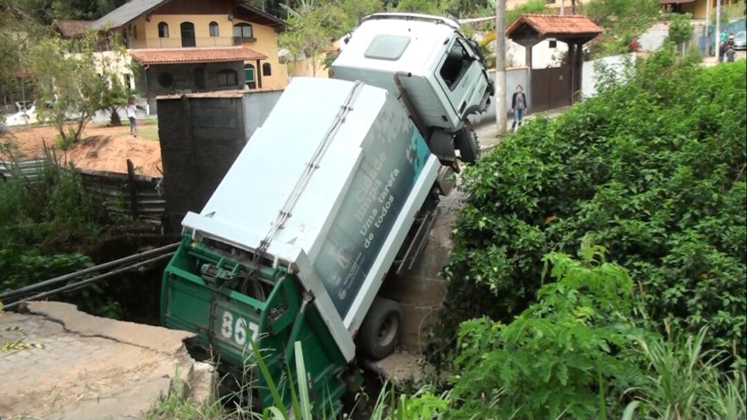 Desabamento em Amparo: problema vem desde 2011, ponte havia sido parcialmente interditada na última semana