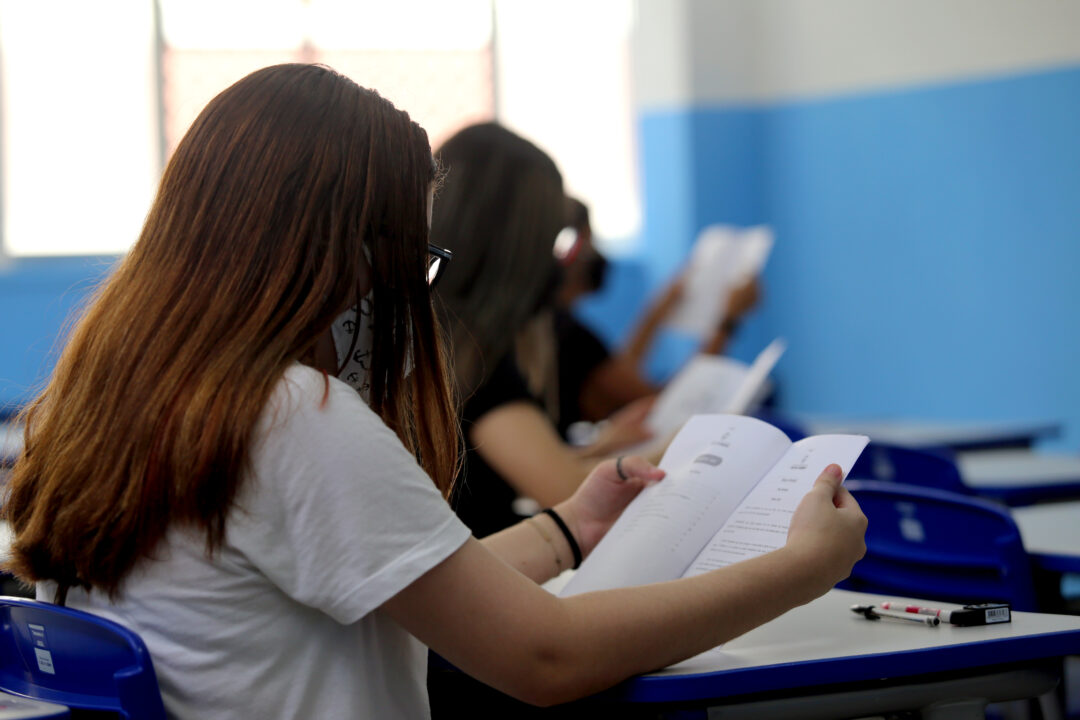 Estado anuncia distribuição absorventes para estudantes da rede