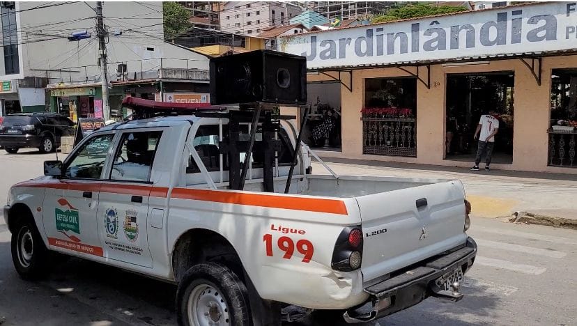 Carro de som vai às ruas reforçando importância da vacina contra Covid-19