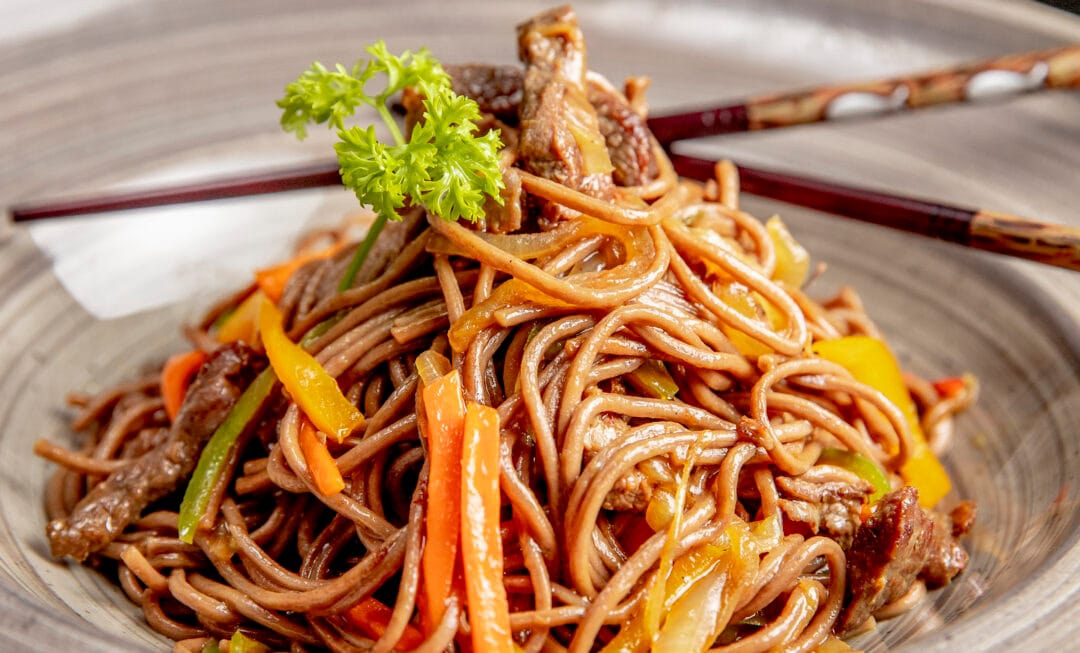 Instituição promove yakisoba solidário para compra de van escolar