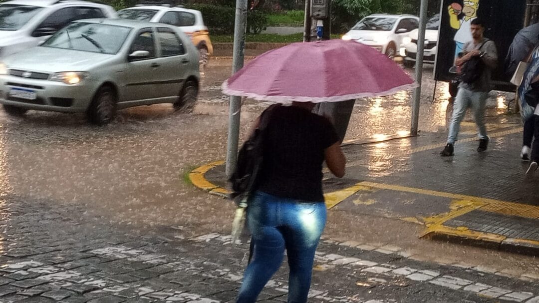 Frequentes alagamentos em ruas do centro serão pauta de audiência pública na Câmara nesta segunda