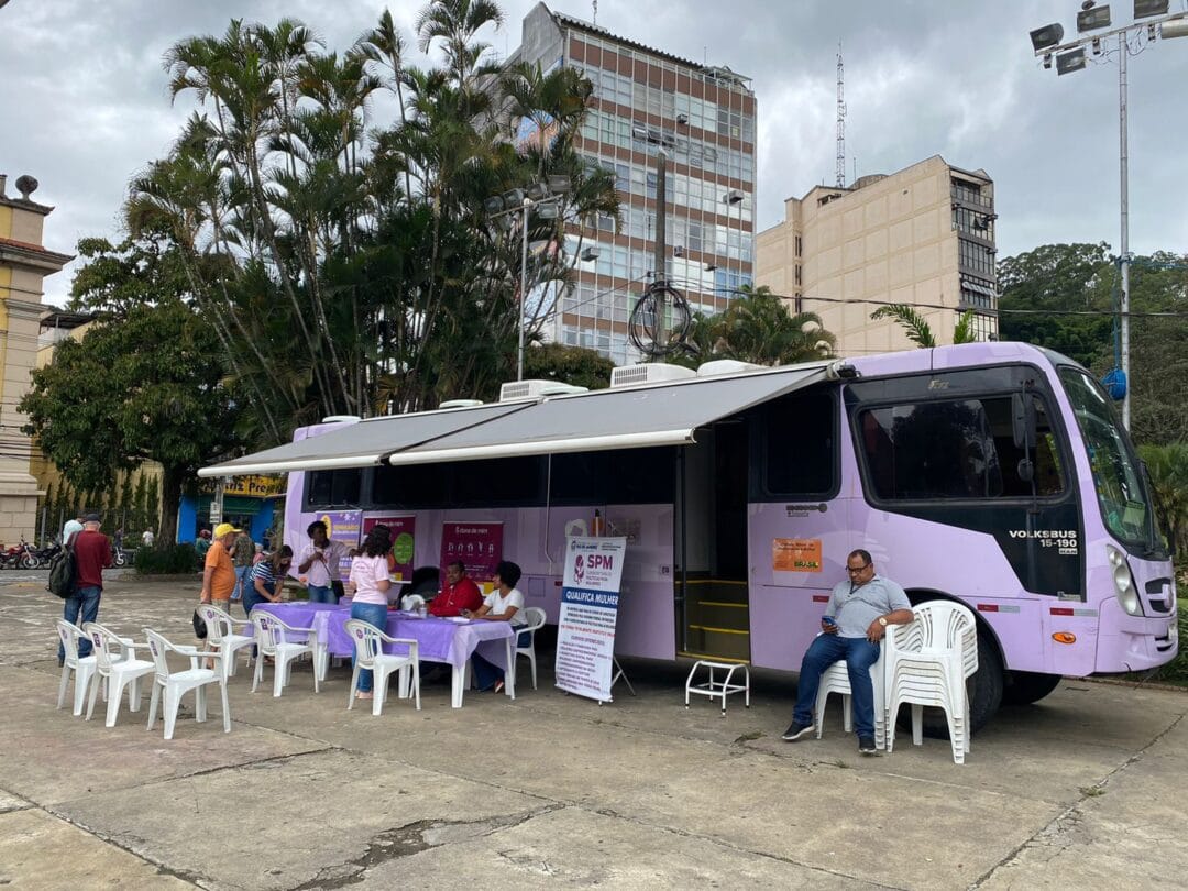 Ônibus Lilás, na Praça Demerval Barbosa Moreira, presta atendimentos a mulheres em situação de violência