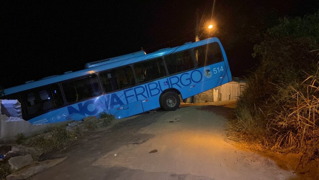 Motorista perde controle, ônibus cai em ribanceira e quase atinge casa no Loteamento Nova Esperança