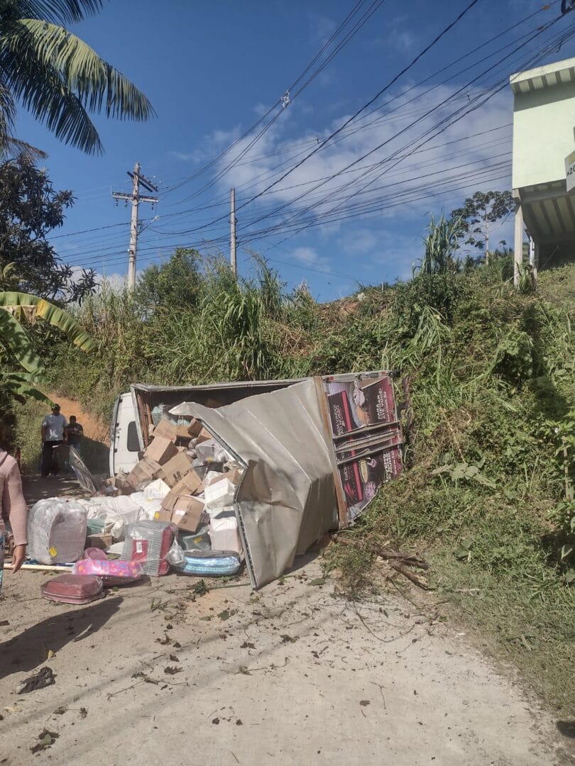 Caminhão desgovernado cai em barranco na Parada Folly, em Amparo