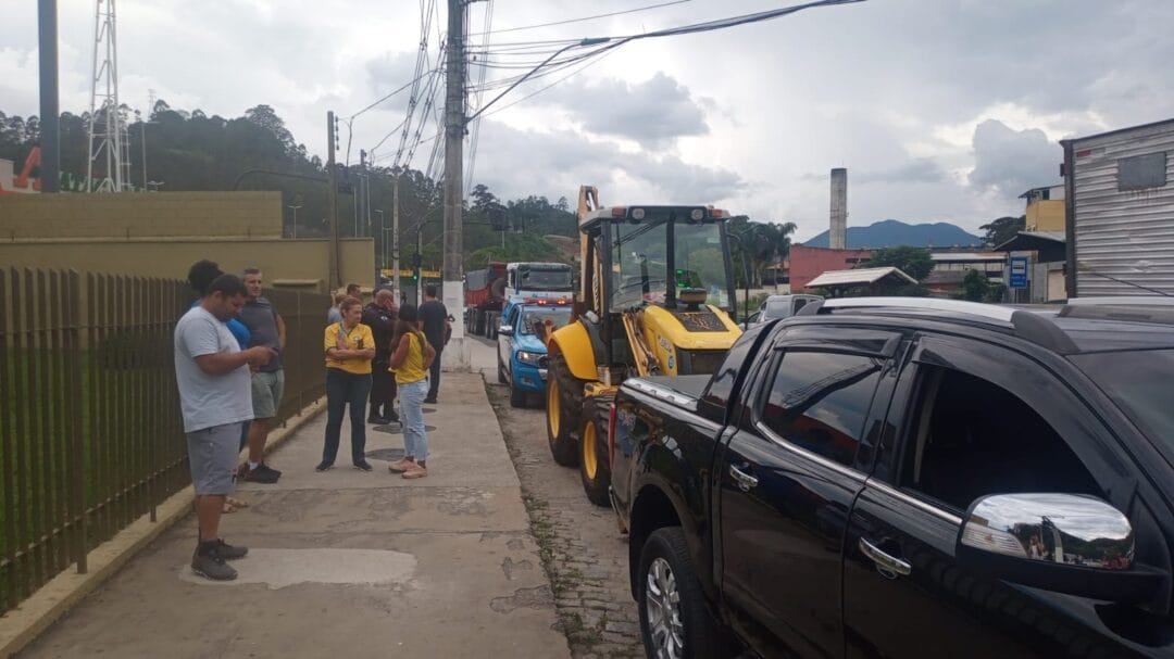 Paralisação? Caminhoneiros começam a fechar entradas de Nova Friburgo