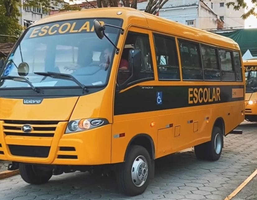 Secretaria de Educação recebe quatro novos ônibus escolares destinados a zona rural