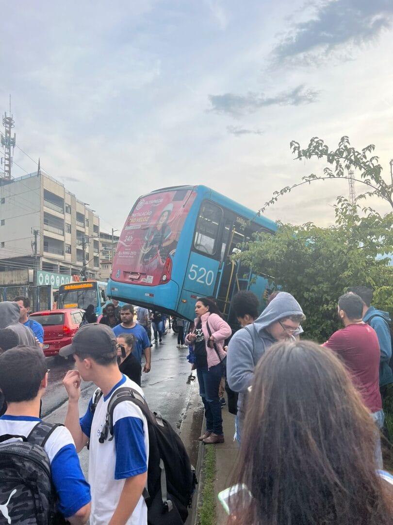 Ônibus da Nova Faol perde o controle e assusta passageiros