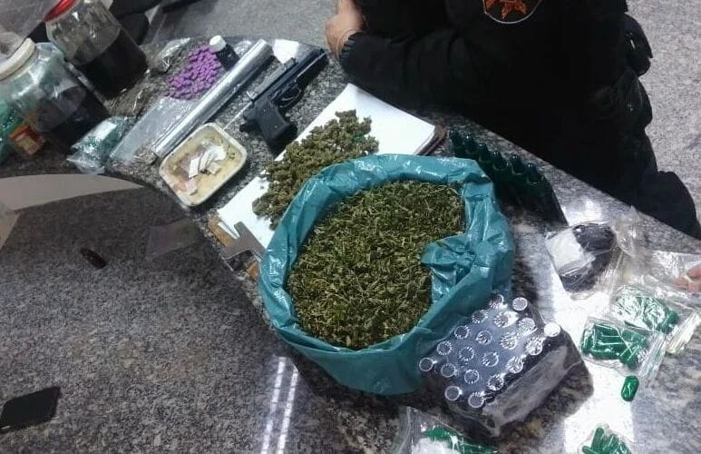 Polícia prende homem em Mury com drogas e arma de mentira