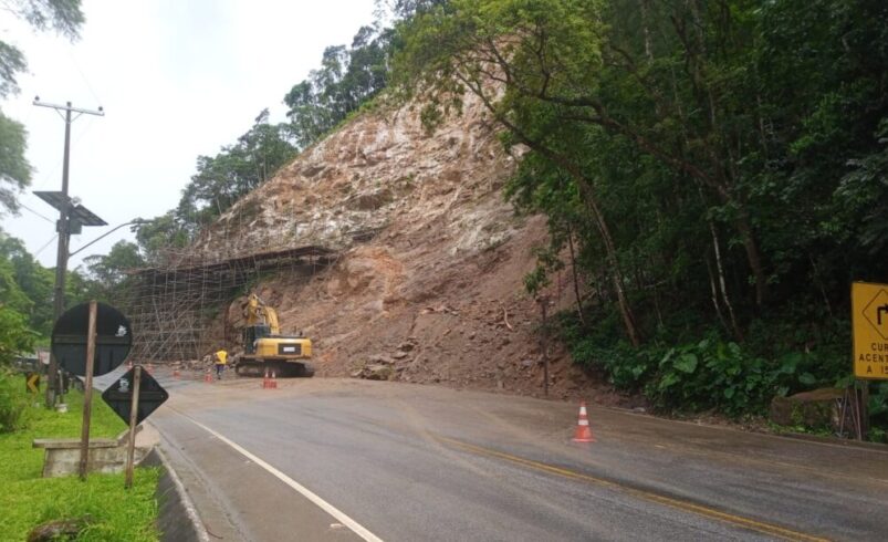 90% concluída, mas sem previsão pra finalizar: obra de contenção na RJ-116 avança