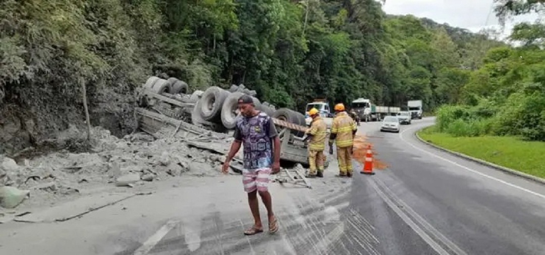 Carreta que levava cimento tomba na RJ-116 e deixa duas pessoas feridas