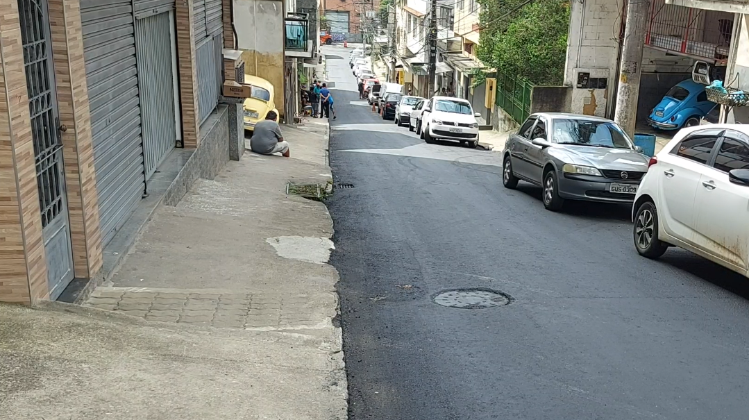 Obra de drenagem é entregue em Olaria e Rua Minas Gerais recebe novo asfalto