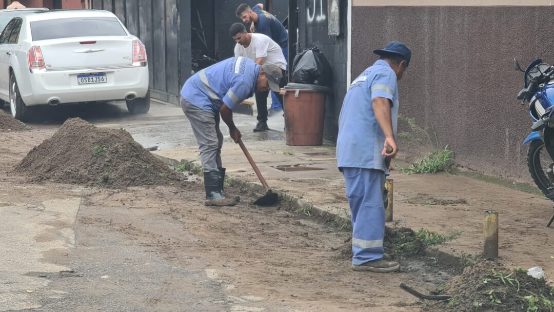 Após chuvarada, terça-feira de limpeza em Conselheiro Paulino; alerta para chuvas continua