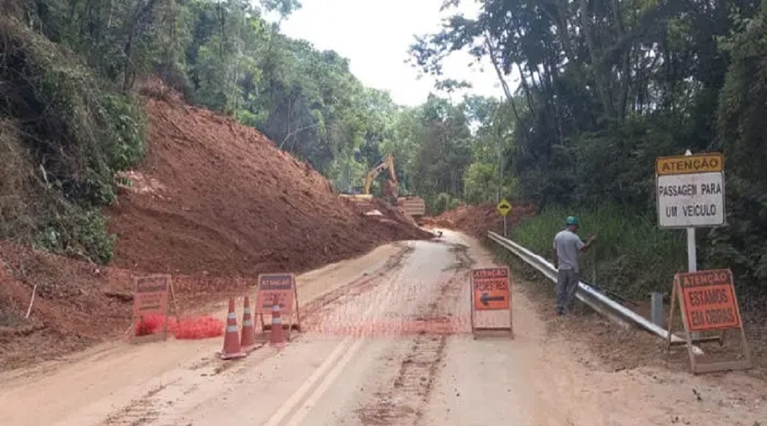 Barreira no km 6 da Estrada do Amparo volta a ceder 