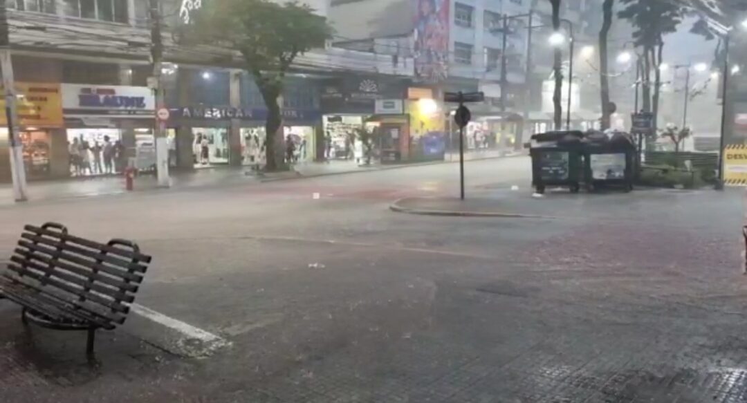 Chuva Rápida durante a tarde causa alagamentos em Nova Friburgo