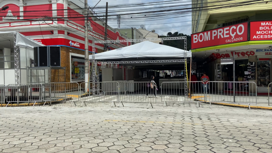 Estrutura do Carnaval começa a tomar forma no Centro de Nova Friburgo