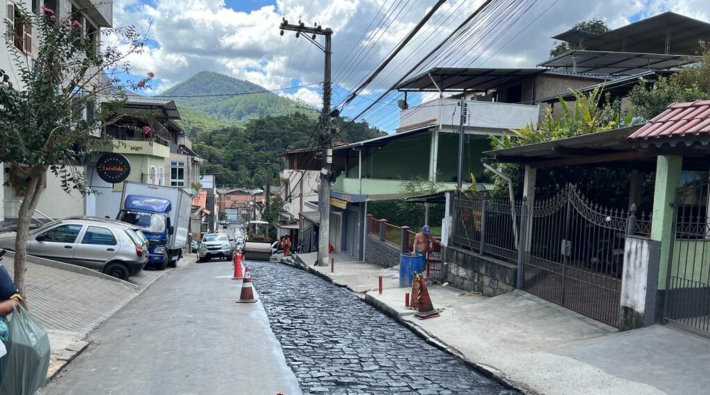 Após erros no projeto, obras em trecho da rua Minas Gerais estão sendo refeitas