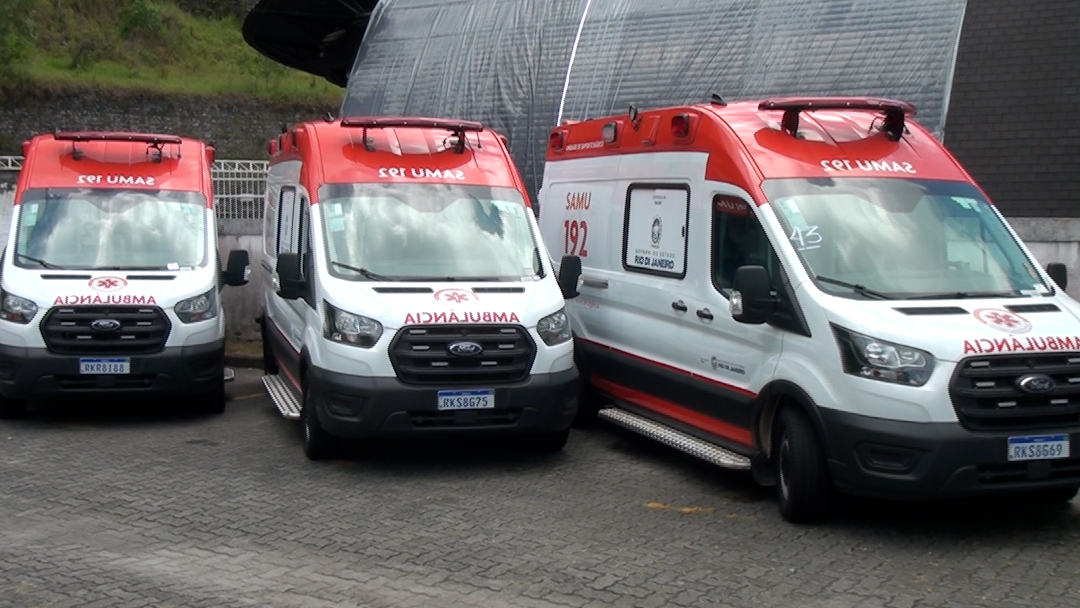 Ambulâncias entregues pelo governo estadual estão paradas no estacionamento do teatro municipal