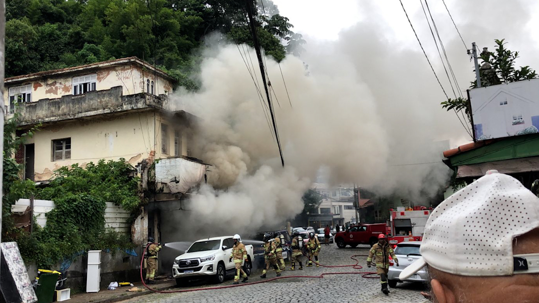 Incêndio atinge loja de móveis no centro de Nova Friburgo