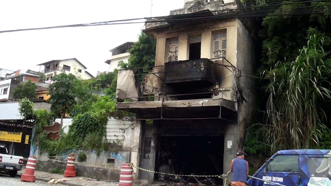 Imóvel incendiado na Moisés Amélio teve a estrutura danificada e pode desabar