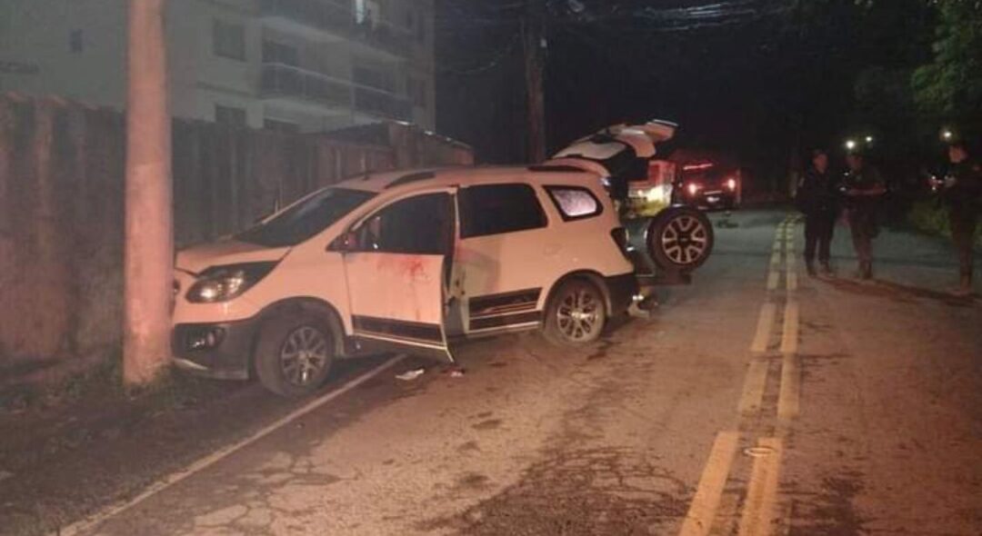 Homem é alvejado por diversos tiros, bate com o carro e é encaminhado para hospital em estado grave