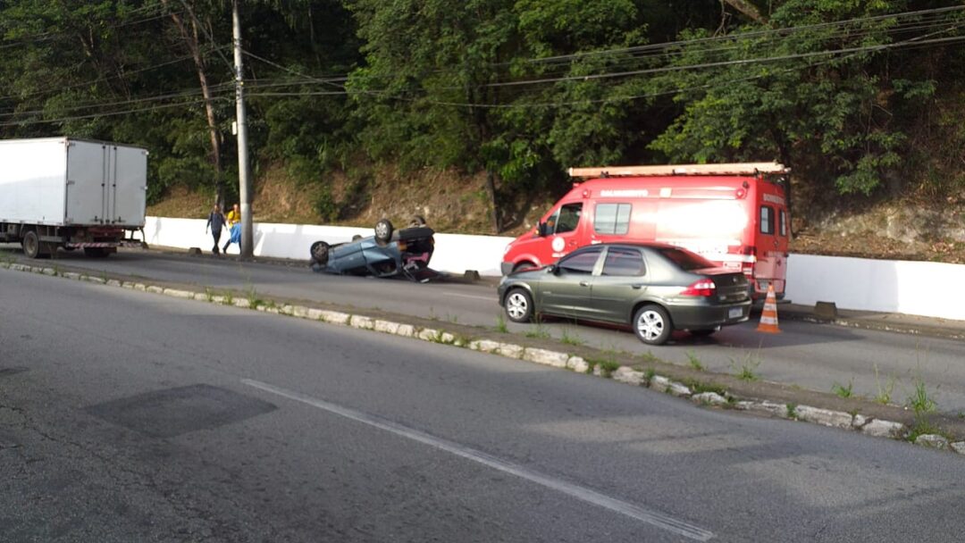 Carro capota no viaduto na manhã desta segunda-feira (3)