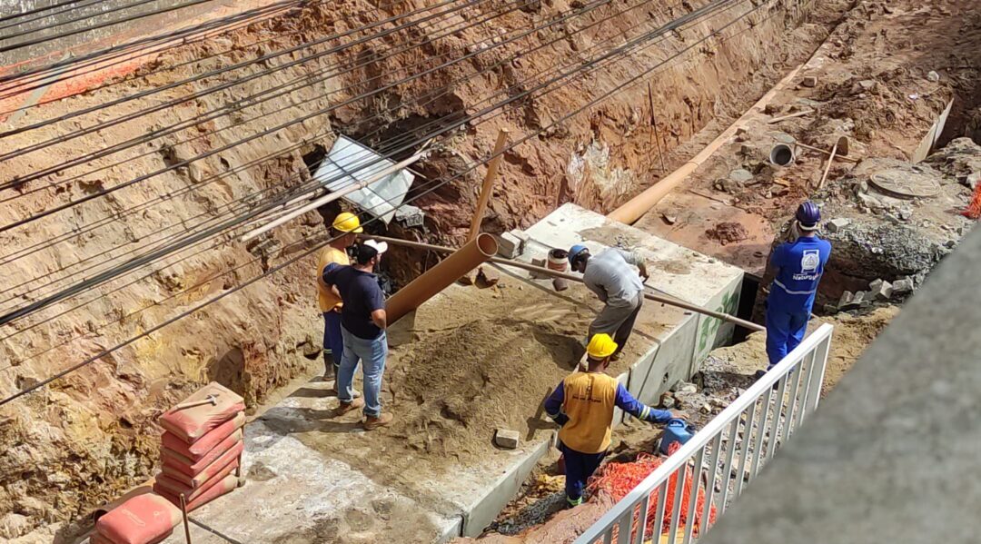 Vazamento de água em obra assusta população no Centro de Nova Friburgo