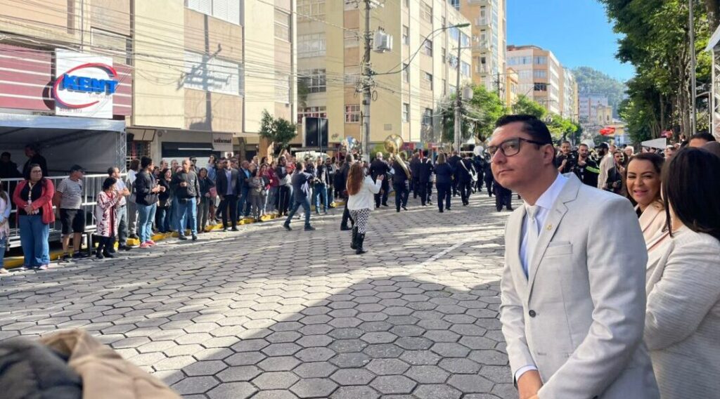 O prefeito Johnny Maycon observa o desfile cívico-militar - Foto Mariana Carestiato