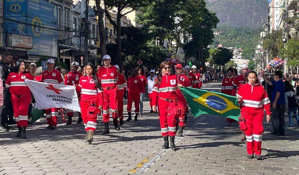 Voluntários da Cruz Vermelha durante a primeira parte do desfile de aniversário de Nova Friburgo - Foto Mariana Carestiato