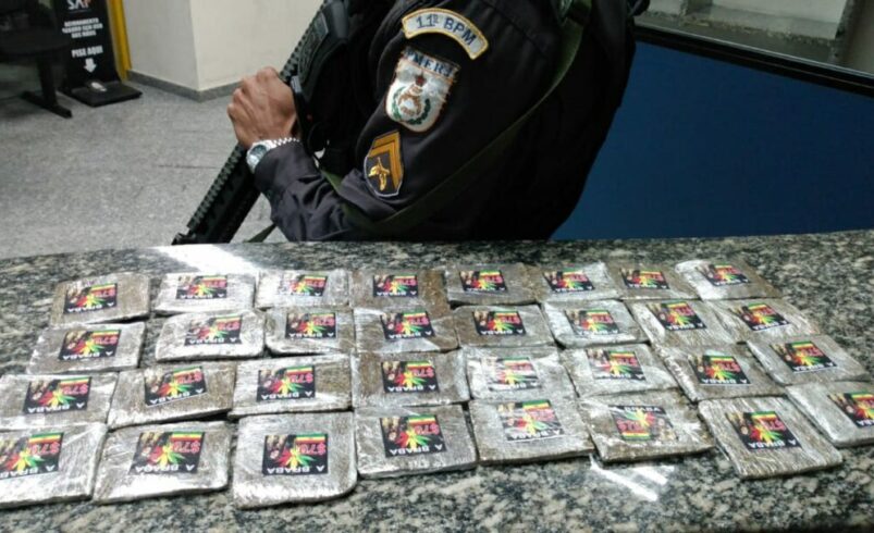 PM é acionada para ocorrência de furto e apreende drogas em Conselheiro