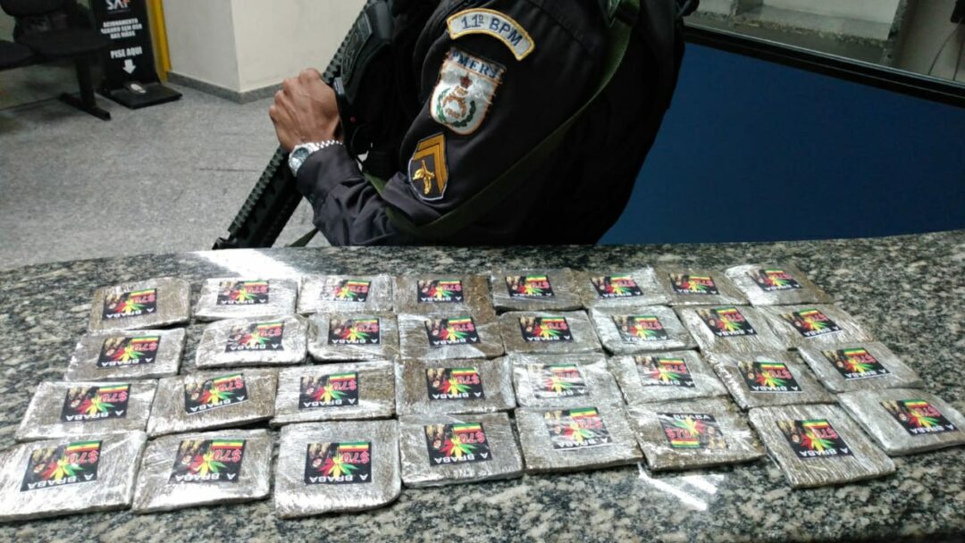 PM é acionada para ocorrência de furto e apreende drogas em Conselheiro