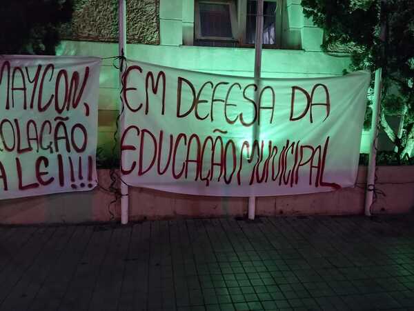 Professores municipais fazem protesto em frente à Prefeitura cobrando valorização