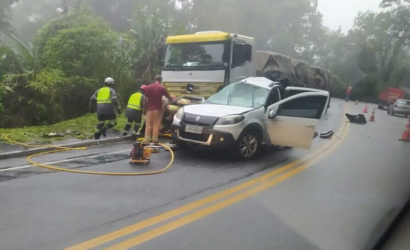 Colisão entre carro e carreta deixa três feridos e mata uma pessoa na RJ 116