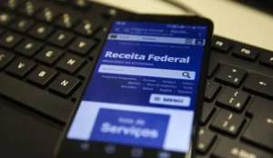 celular com app do imposto de renda