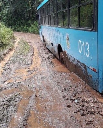 Má condição das estradas dificulta acesso dos coletivos em várias regiões de Nova Friburgo e quem sofre são os passageiros