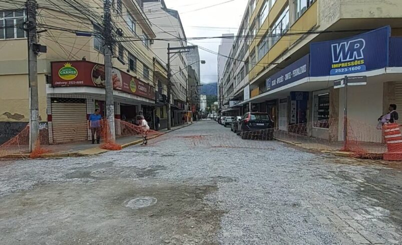 Obras de drenagem e captação de águas pluviais estão concluídas e o trânsito na rua Farinha Filho liberado