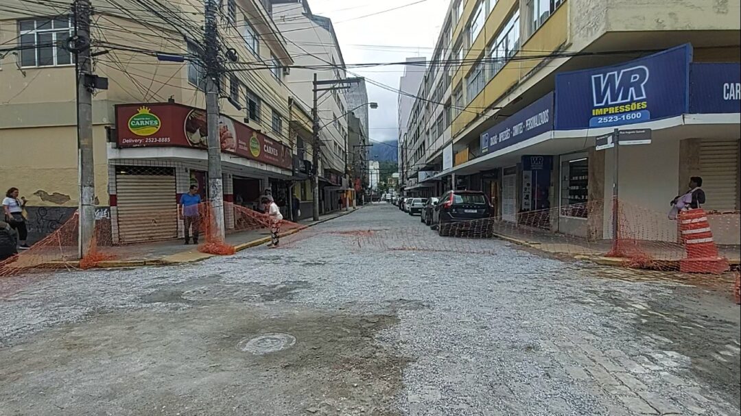 Obras de drenagem e captação de águas pluviais estão concluídas e o trânsito na rua Farinha Filho liberado