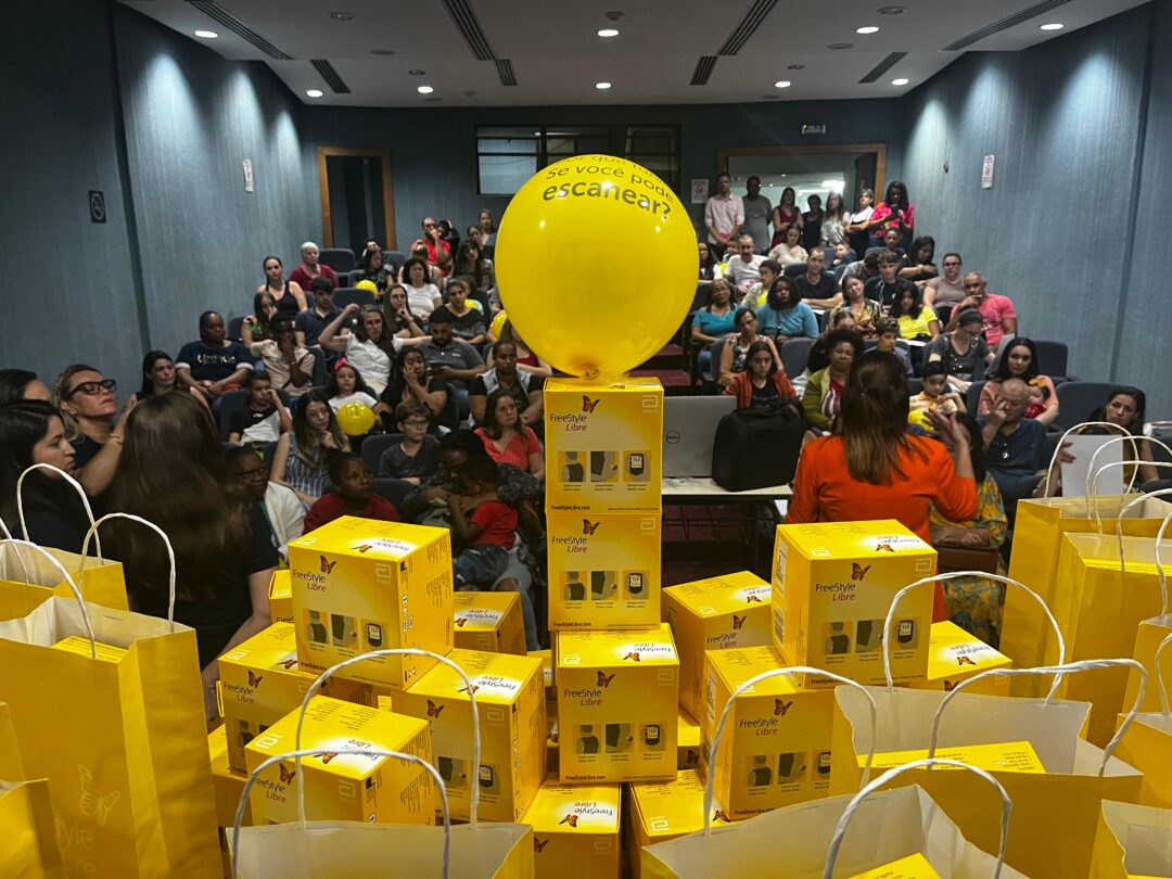 Freestyle Libres: secretaria de saúde entrega aparelhos para crianças e adolescentes com diabetes