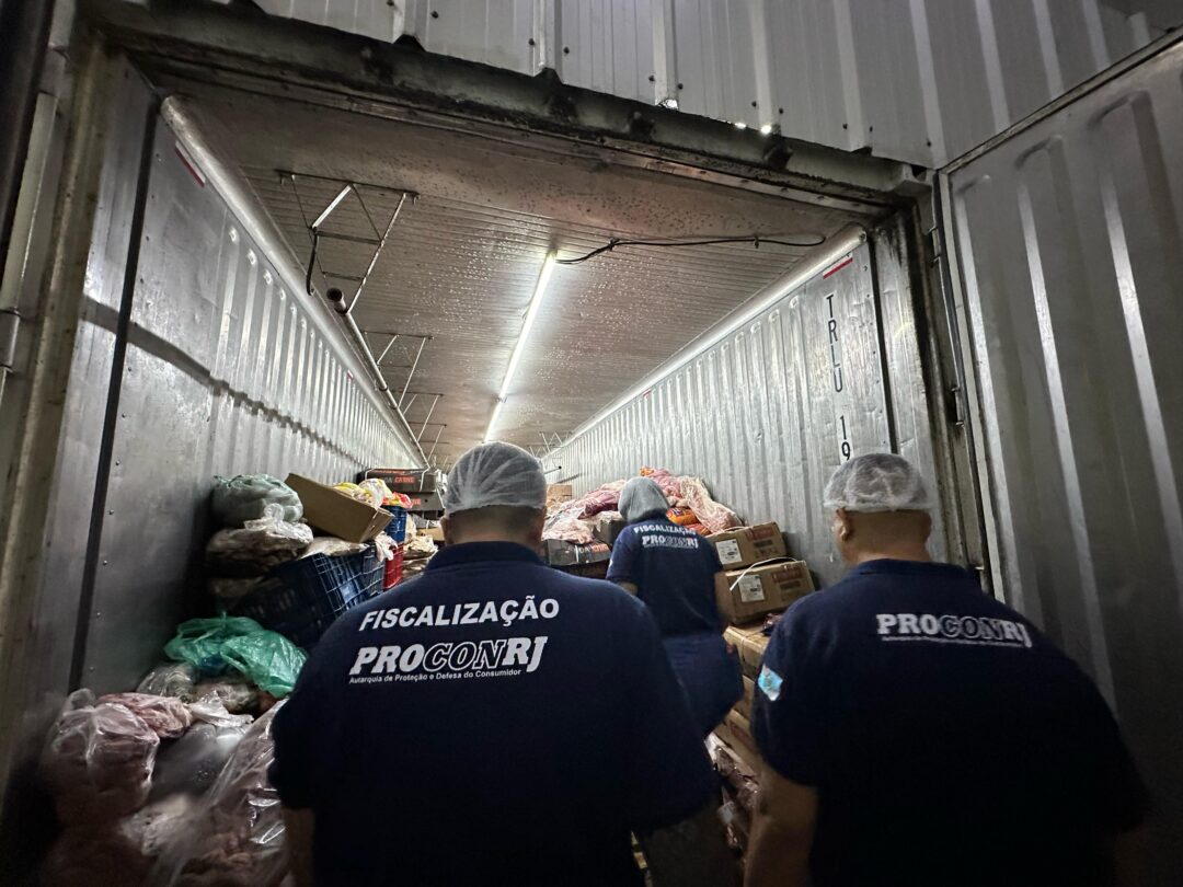 Procon RJ descarta mais de uma tonelada e meia de alimentos impróprios em supermercados de Nova Friburgo