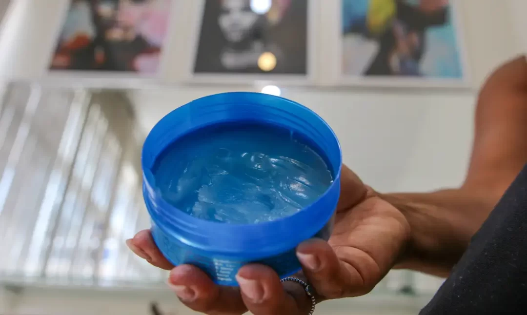 Anvisa e Vigilância Sanitária alertam sobre risco de intoxicação pelo uso de pomadas modeladoras de cabelos