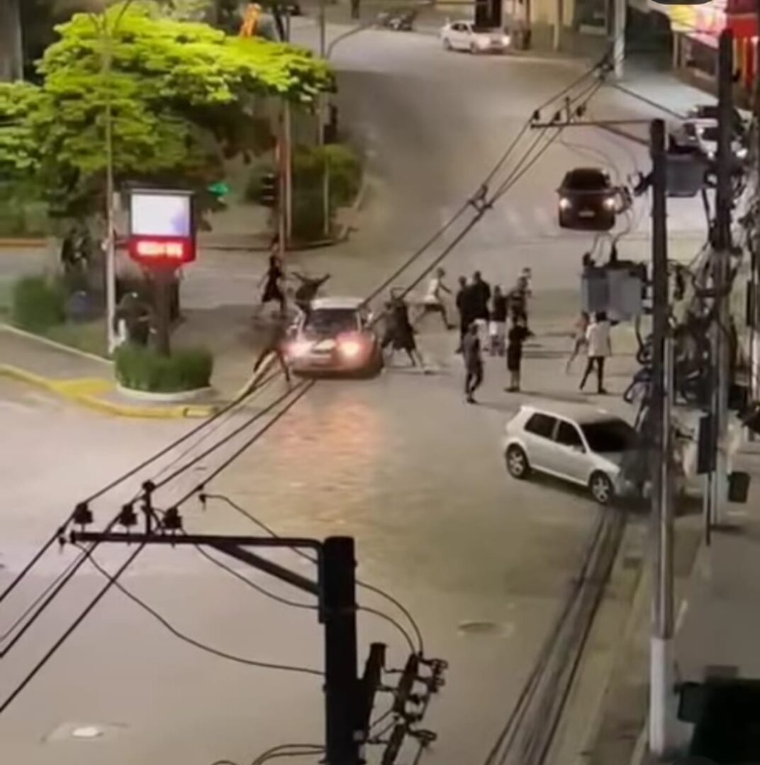 Briga na Avenida Alberto Braune, Centro, acaba em vandalismo e agressões